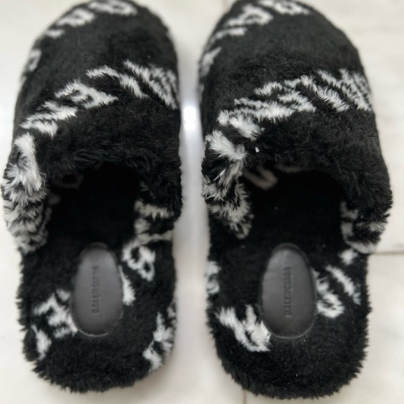 BRAND NEW BALENCIAGA  LOGO FUR SLIP ON MULES - Picture 6 of 6